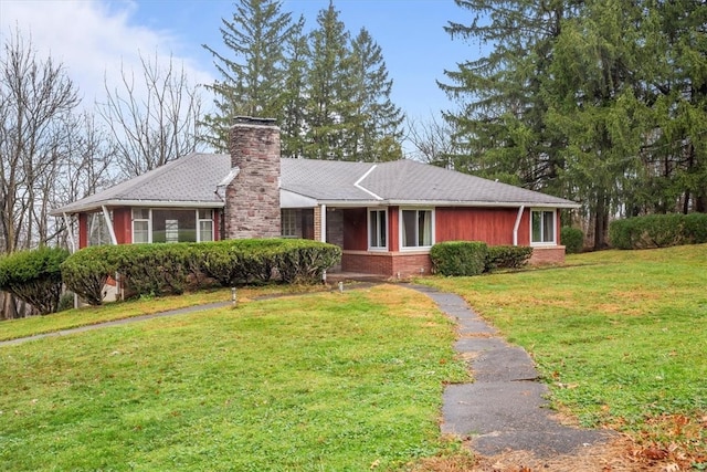 single story home with a front lawn