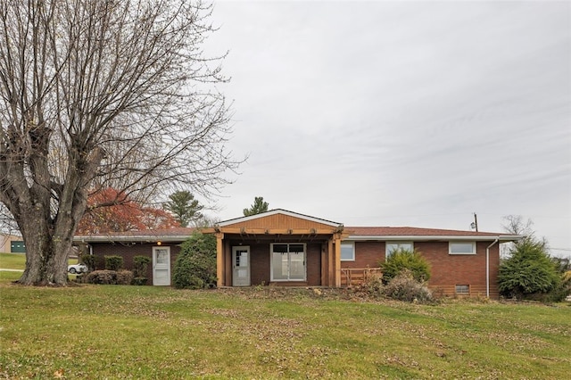 ranch-style house featuring a front yard