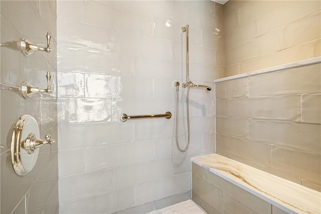 bathroom featuring a tile shower