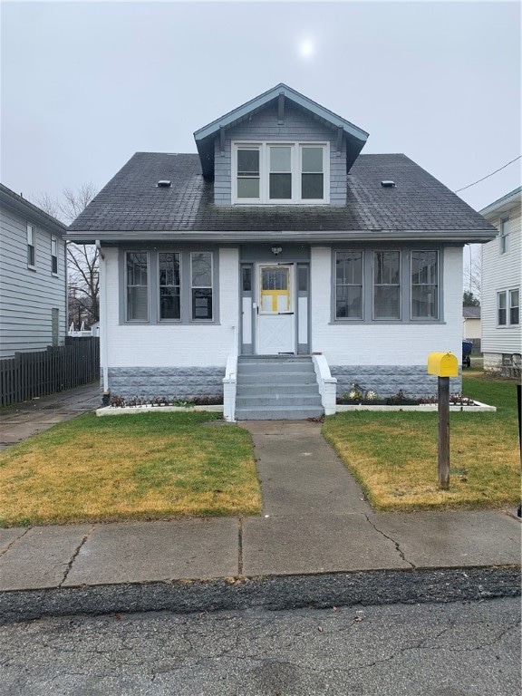 view of front of home featuring a front lawn