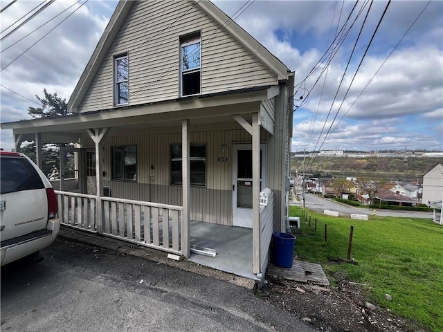 view of front of property featuring a porch and a front yard