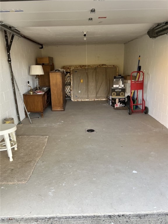 garage featuring concrete block wall