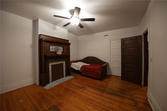 unfurnished room featuring ceiling fan and dark hardwood / wood-style flooring