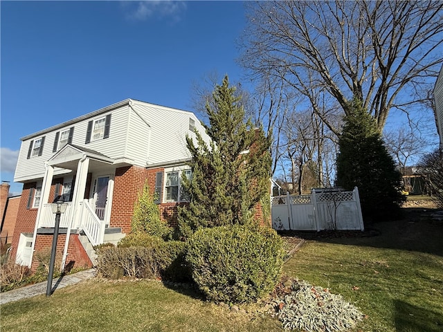 view of front of house featuring a front lawn