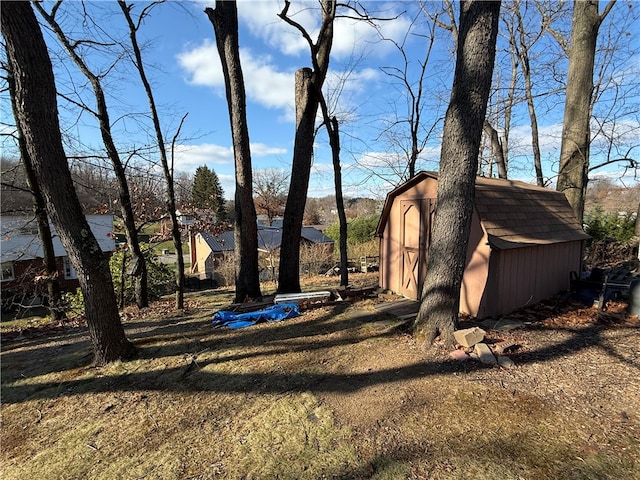 view of yard featuring a shed