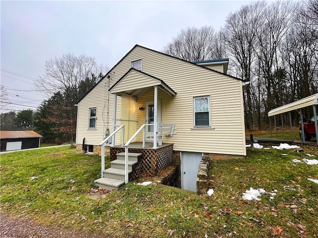 view of front of property with a front yard