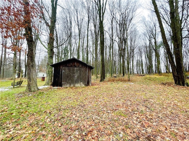 view of yard with an outbuilding