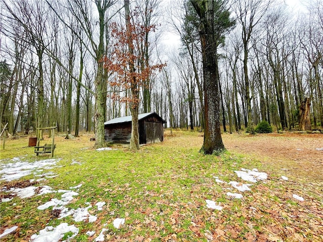 view of yard with an outdoor structure