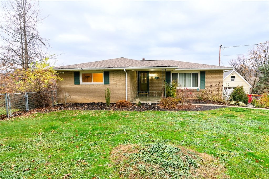 ranch-style house featuring a front lawn