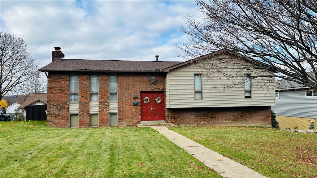 view of front of house featuring a front yard