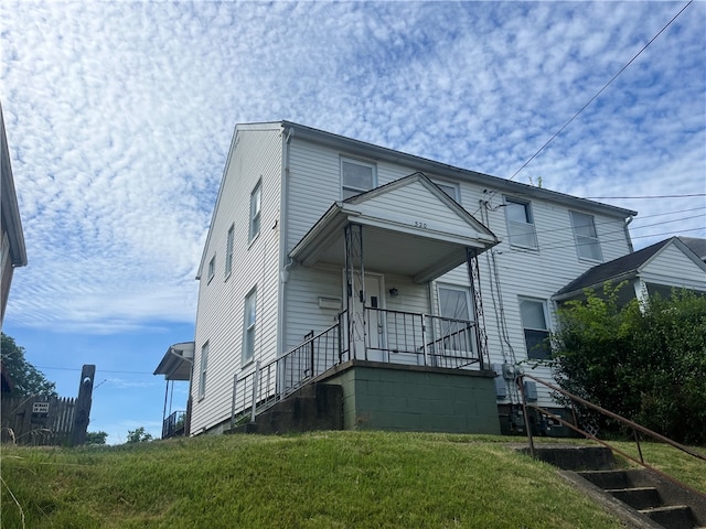 view of front of house featuring a porch and a front lawn