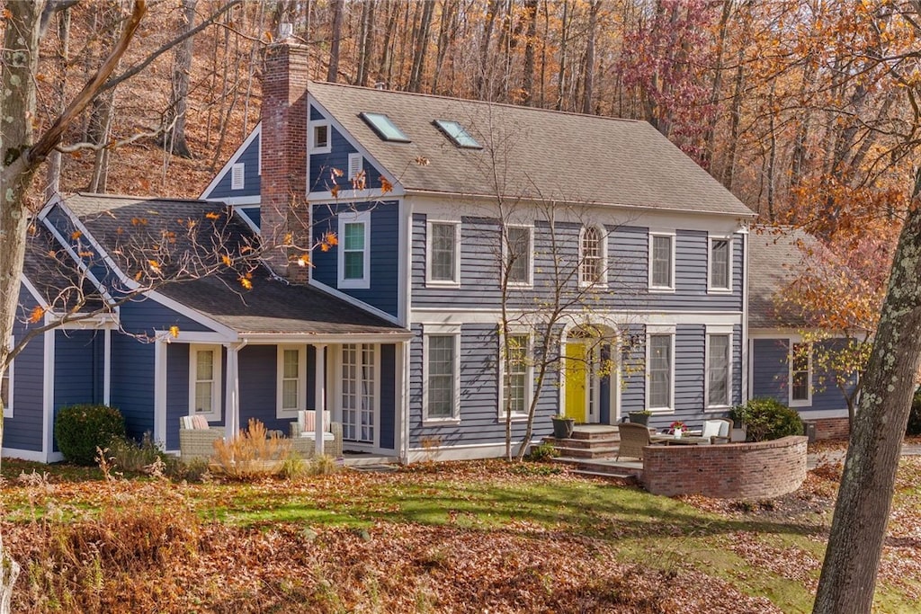 view of front of house featuring a front lawn