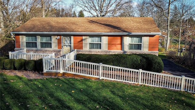 view of front facade featuring a front yard