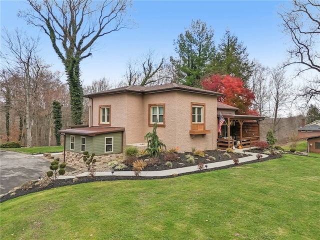 view of front of property featuring a front yard and a deck