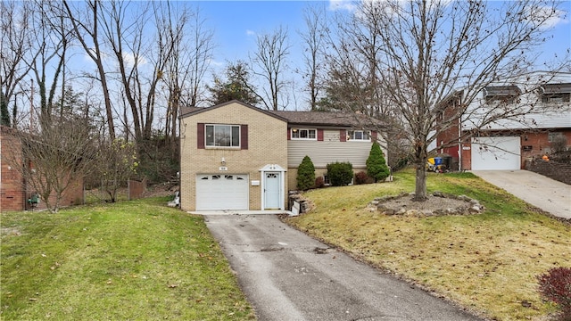 view of front of home featuring a front lawn and a garage