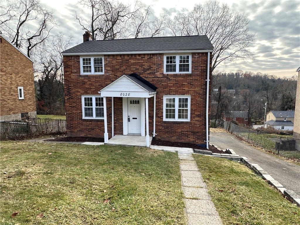 view of front of house featuring a front yard