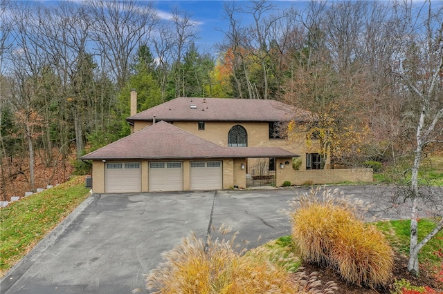 view of front property featuring a garage