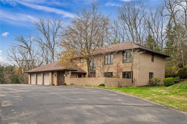 view of front facade featuring a garage and a front yard