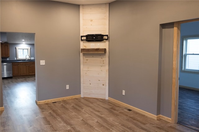 unfurnished room featuring dark hardwood / wood-style flooring and sink