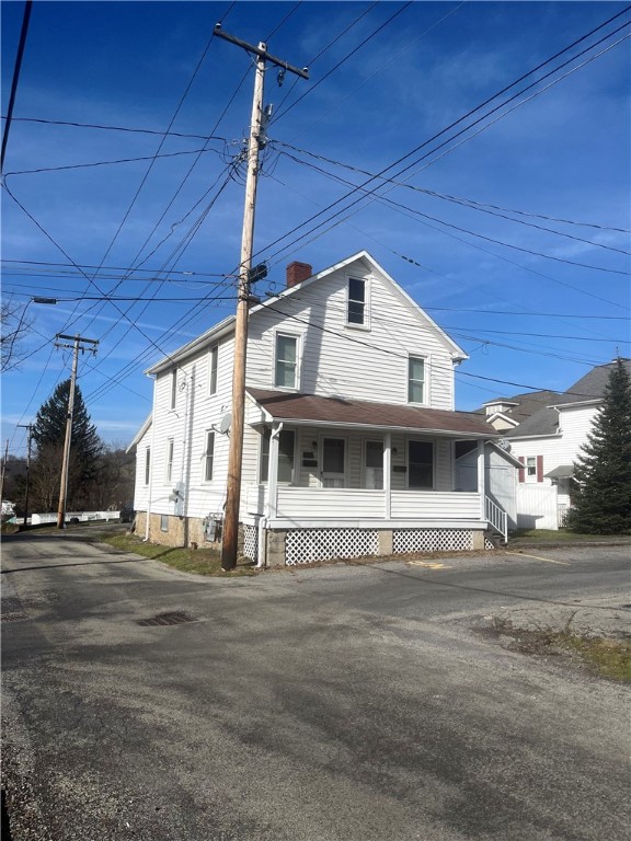 view of front of property featuring a porch