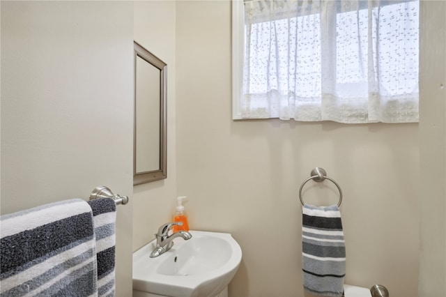 bathroom featuring sink