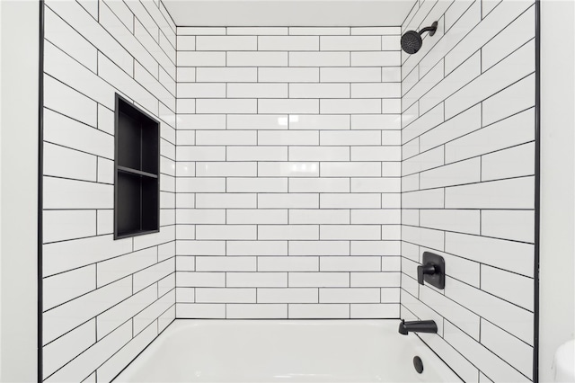 bathroom with tiled shower / bath combo