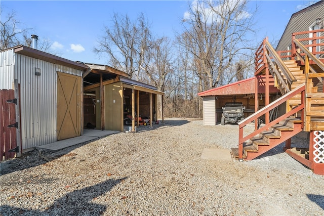 view of yard featuring an outbuilding