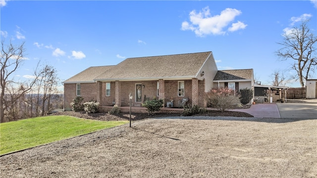 view of front of home featuring a front lawn and a carport