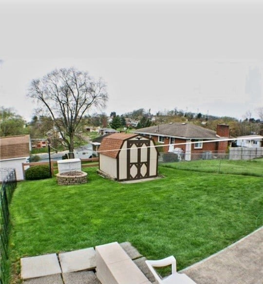 view of yard with a storage unit