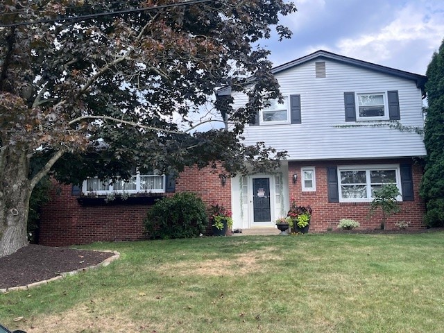 view of front of home featuring a front yard