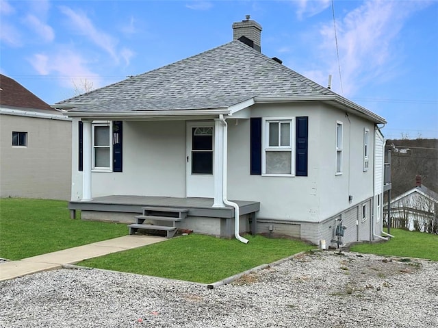 view of front facade featuring a front lawn and a porch