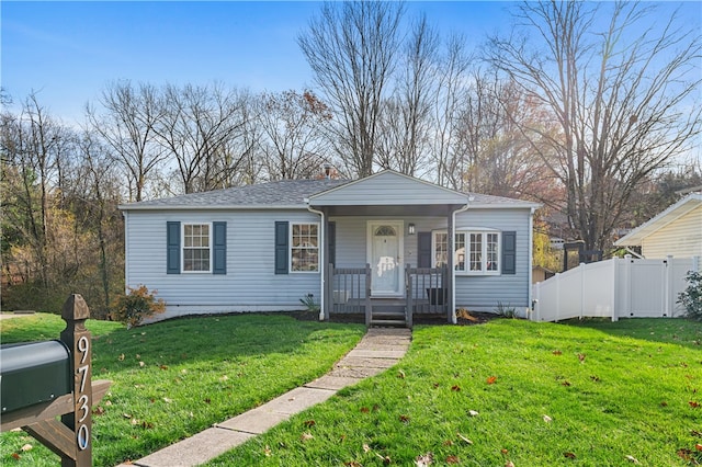 view of front of property featuring a front yard