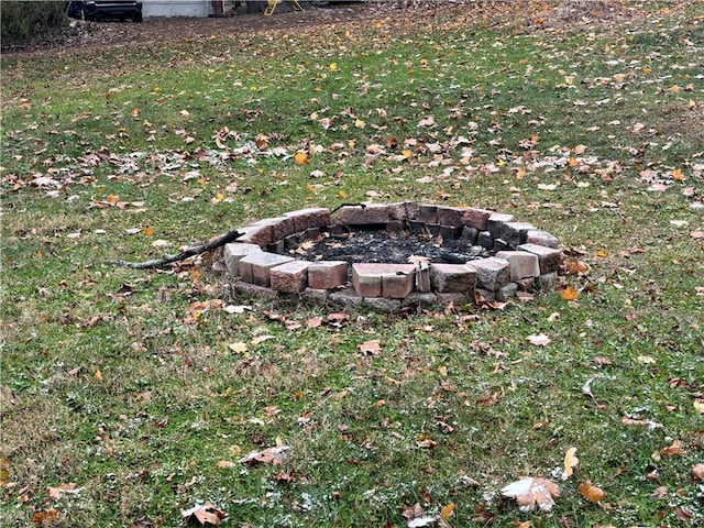 view of yard featuring an outdoor fire pit