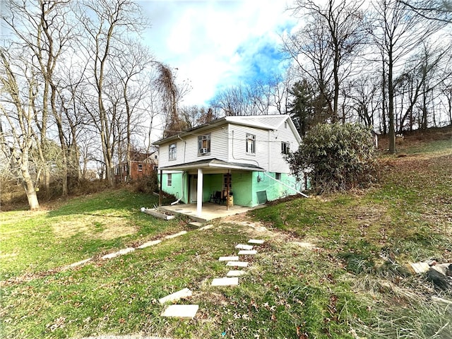 view of yard featuring a patio