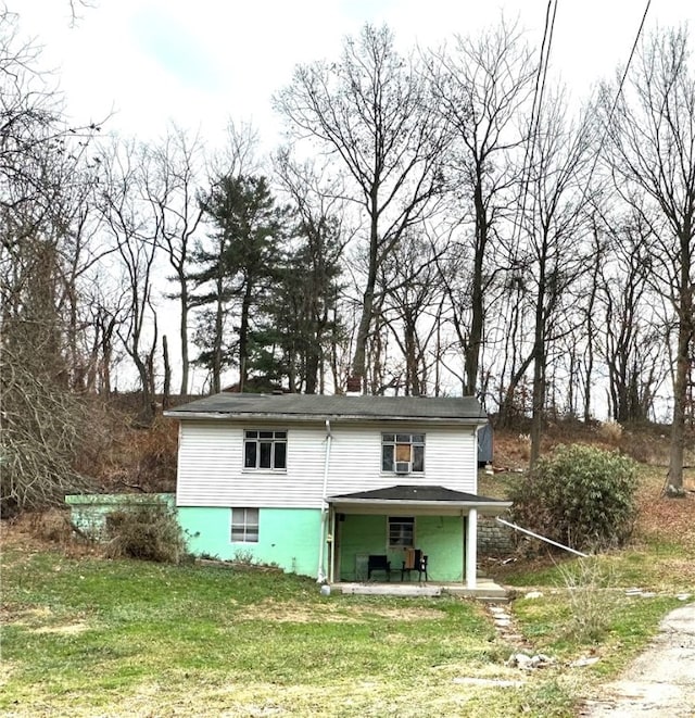 view of front of property with a front lawn