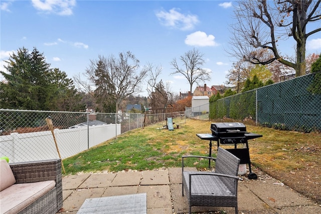 view of yard featuring a patio area