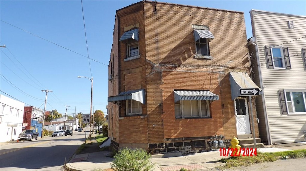 647 Hamilton Ave, Farrell, PA 16121 - view of front facade featuring brick siding, entry steps, and a residential view