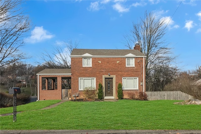 view of front of property featuring a front lawn