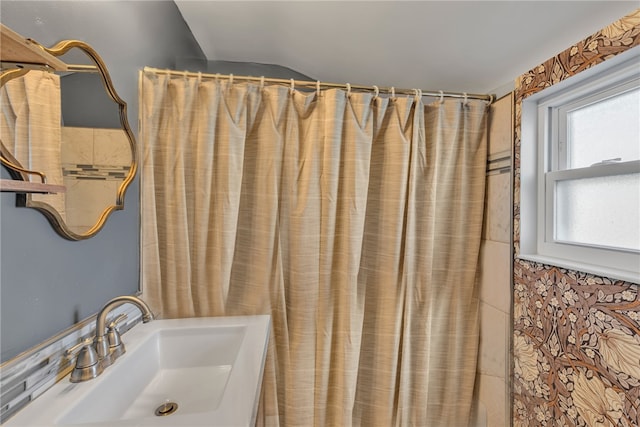 bathroom featuring a shower with curtain and sink