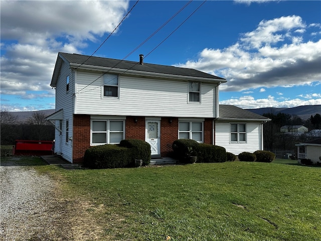 front of property with a front lawn