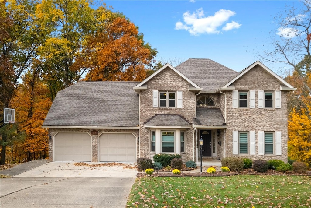 view of front of home featuring a front yard