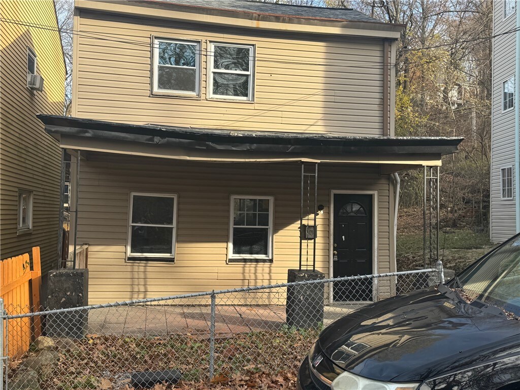 view of front facade featuring covered porch