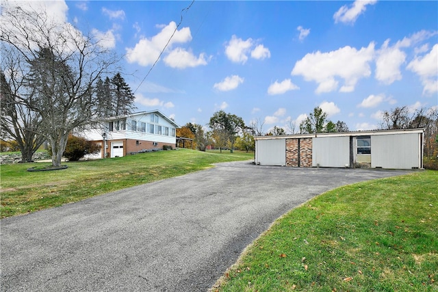 view of front of property featuring a front yard