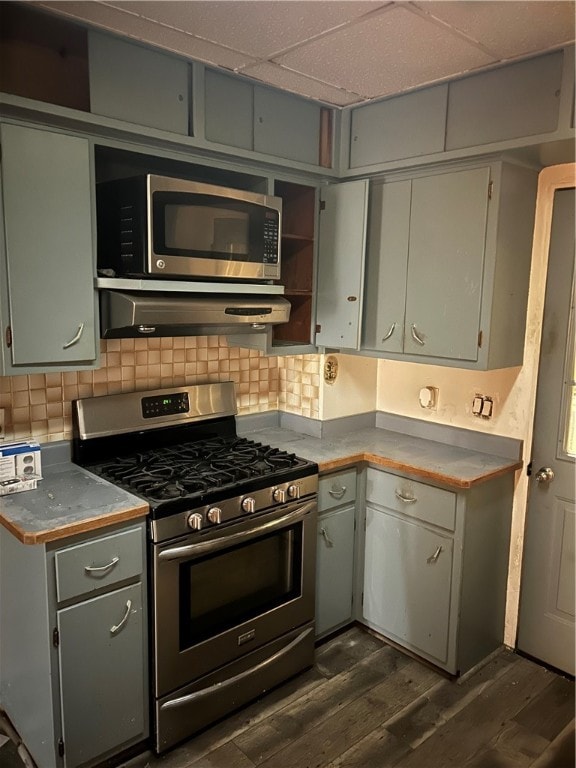 kitchen with stainless steel appliances, tasteful backsplash, dark wood-type flooring, and range hood