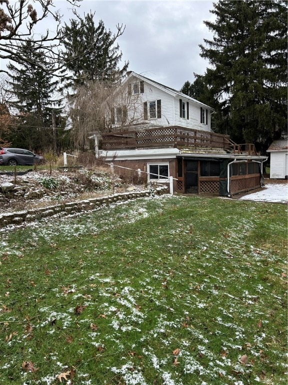 view of front of house with a front lawn