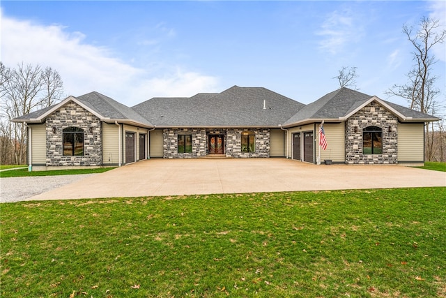 view of front of property featuring a front yard and a garage