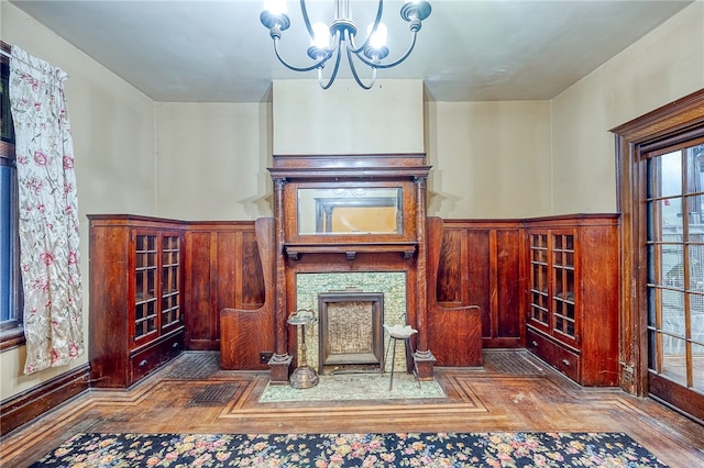 living room with dark wood-type flooring and a notable chandelier