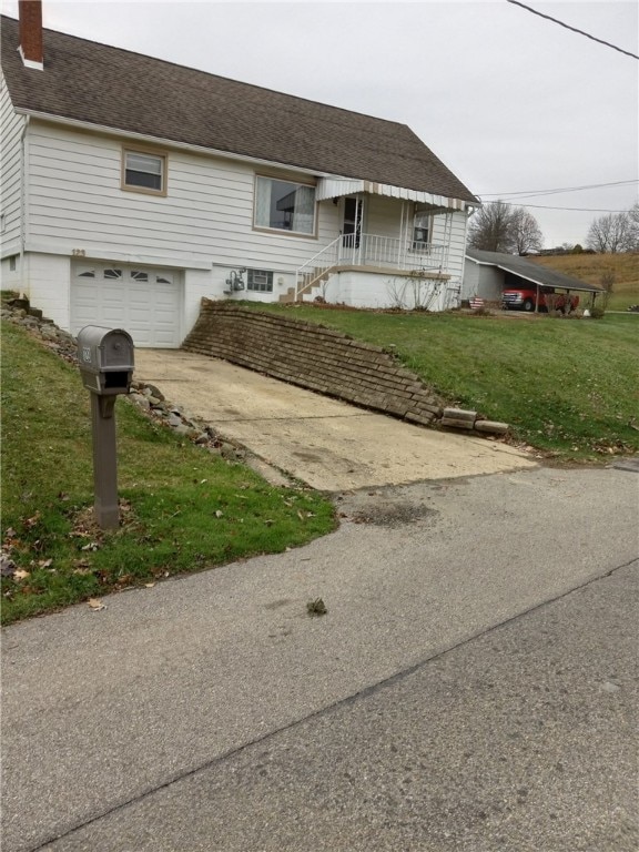 view of front facade with a garage and a front yard