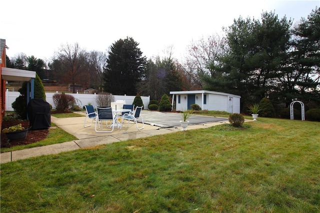 view of yard featuring an outdoor structure and a patio area