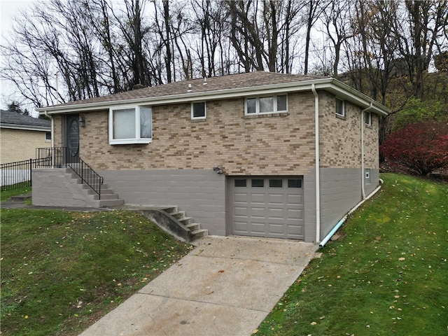 view of front of home featuring a front yard and a garage